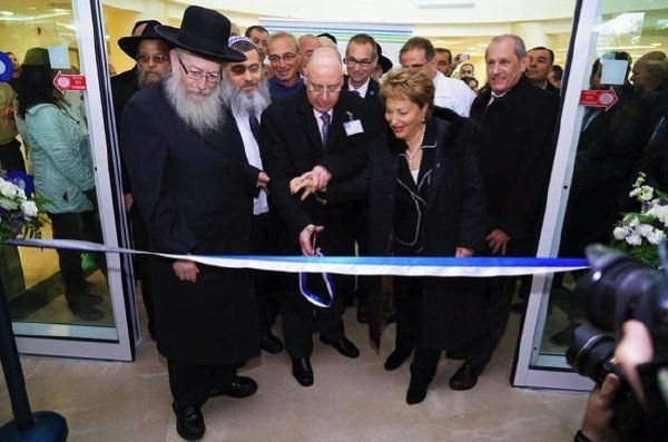 Dr. Massad Barhoum, Raya Strauss Ben-Dror and other distinguished guests at Ribbon Cutting
